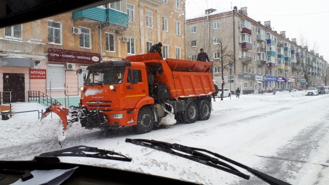 В Хабаровском крае выпало до 70% месячной нормы осадков  Западный циклон, оказывающий влияние на территорию Хабаровского края, принес сильные осадки, выпало до 70% месячной нормы. Об этом сообщила начальник отдела долгосрочных прогнозов погоды регионального гидрометцентра Галина Брынцева.  — Этот циклон очень активный, очень мощный, обширный по площади. Сейчас он находится в Охотском море и больше влияет на северную часть региона. Наиболее сильно циклон проявлял себя в середине недели, прошел сильный снег, местами очень сильный. Выпало в Хабаровске порядка 60% месячной нормы осадков за процесс, по остальной территории - от 50% до 70%, — сказала Брынцева.  В Хабаровске, уточнила собеседница агентства, выпало до 15 мм снега, в целом по региону - до 20 мм. Сейчас осадки отмечаются в северных районах Хабаровского края, там ожидается и усиление ветра с порывами до 22 м/с. Такая погода будет и завтра.  — Влияние циклона сохранится до первых чисел декабря. Будет идти небольшой снег. Температура воздуха будет выше нормы - циклон подхватил тепло с юга Китая, — сказала Брынцева.  В ноябре температура воздуха в Хабаровском крае отмечается на 3-4 градуса выше нормы, 26 ноября с началом циклона фиксировалась температура на 5-9 градусов выше нормы, сейчас - на 4,5 градуса. Ночью отмечается 10-15 градусов мороза, днем - 5-10 градусов, в отдельные дни в Советско-Гаванском и Ульчском районах температура воздуха поднималась до положительных значений. Понижение ожидается в начале декабря - будет 20-25 градусов мороза ночью и 13-18 градусов днем.