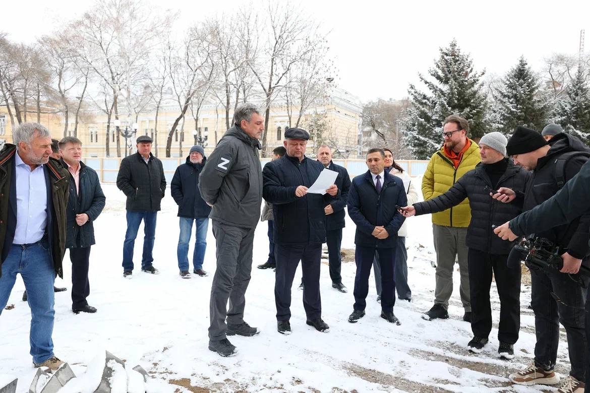 «Мавритания» и площадь Победы в Благовещенске преображаются. Проверил, как идут работы на этих знаковых для всего региона объектах.  Фасад «Мавритании» подрядчик уже отчистил. Сейчас ведется его шлифовка и частичное восстановление. Полной реставрации фасада здания не проводилось порядка 30 лет.  На площади Победы обновляют тротуарную плитку, ведется монтаж каркаса для нового памятника защитникам Отечества, который создают в студии военных художников имени Грекова в Москве.  Обновить фасад Городских торговых рядов и закончить капитальный ремонт площади Победы рассчитываем к маю — к празднованию 80-летия Победы.