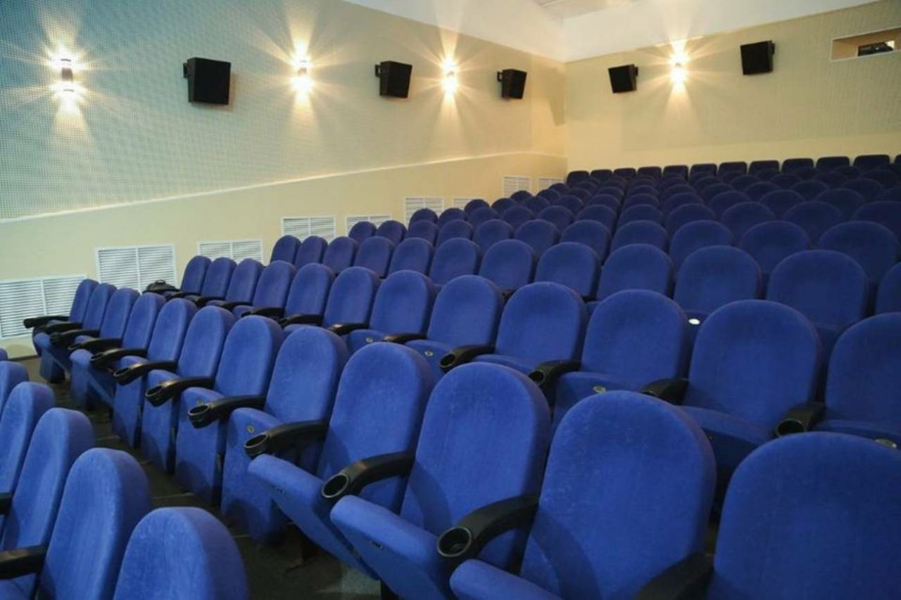 В Саратовской области в 2025 году откроются пять новых кинозалов Решение о поддержке приняли по итогам конкурса Фонда кино Один из кинозалов откроется в поселке Ровное остальные в Петровском районе В них будет все необходимое для мультимедийного показа На эти цели направили порядка 15 млн руб минкульт Саратовской области Все эксклюзивы kommersant64