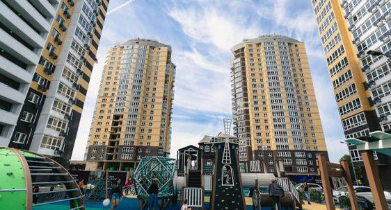 Краснодар вошёл в тройку городов с самым значительным ростом цен на новостройки опередив по темпам роста Москву Стоимость квадратного метра на первичном рынке в Краснодаре увеличилась на 3 7 в то время как в Москве на 3 5 до 452 576 руб кв м Эксперты отмечают что ноябрьское ускорение цен оказалось более резким по сравнению с сентябрём и октябрём при этом в годовом выражении динамика остаётся более сдержанной   свои фото видео и истории присылайте нашему боту prostokrd bot Подпишись на наш канал в Telegram MAX