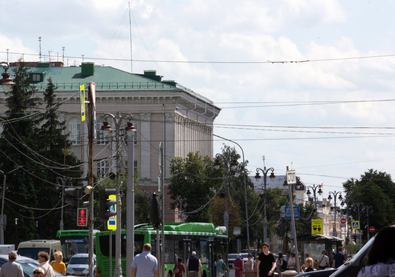 В центре Курска обнаружен редкий археологический пласт Древней Руси Специалисты выявили новый объект культурного наследия Заместитель губернатора Артём Демидов сообщил что во время исследований на улице Семёновской археологи зарегистрировали насыщенный культурный слой относящийся сразу к нескольким эпохам Находка получила официальное название Древняя Русь XI XIII вв Новое и новейшее время XVIII XX вв и уже включена управлением по госохране ОКН в перечень выявленных памятников По словам Демидова дальнейшее изучение слоёв позволит глубже разобраться в ранней истории Курска и дополнить знания о периоде Древнерусского государства который до сих пор освещён недостаточно полно Курская Telega Прислать новость