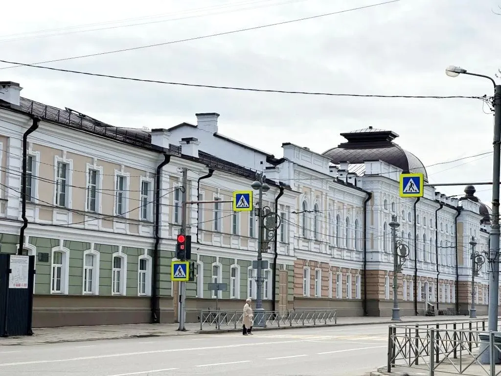 На трех зданиях в Иркутске в этом году появится архитектурная подсветка Это уже третий раз когда мы получаем федеральное финансирование на реализацию таких мероприятий В 2023 году установили подсветку на 16 домах на улице Карла Маркса В 2025 м еще на десяти В этом году выбрали три здания Все они являются объектами культурного наследия отметил мэр Иркутска Руслан Болотов