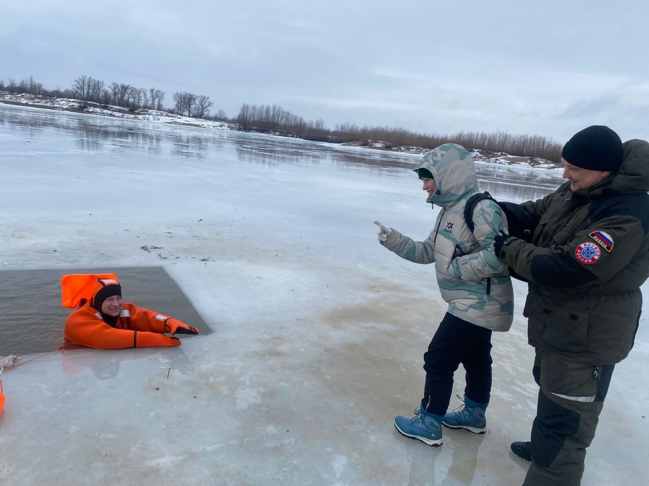 Волгоградские спасатели усилили дежурство на водных объектах на время новогодних каникул    Основные силы и средства сосредоточат на местах зимней рыбалки и объектах вблизи населенных пунктов.    Безопасность на воде готовы обеспечить около 300 специалистов, включая спасателей, водолазов и фельдшеров.    Для решения задач предназначены порядка 100 единиц техники: плавсредства, снегоболотоходы, судна на воздушной подушке и другие.    Подписаться