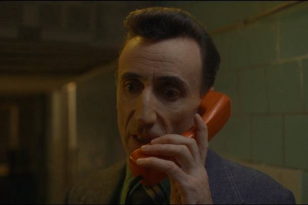 В Петербурге актер продал квартиру за 19 5 млн и вернул ее Актер Кирилл Ульянов смог вернуть квартиру которую продал под давлением мошенников В январе 2024 года актер продал женщине свою квартиру за 19 5 млн рублей После сделки в жилье сделали ремонт стоимостью 2 6 млн рублей Женщина подала встречный иск в суд и указала что владелец продал недвижимость добровольно Скоро в объявлениях будет пометка что недвижимость не продают актерам певцам и пенсионерам Депутаты ЛДПР даже создали группу по борьбе с пенсионерами скамерами