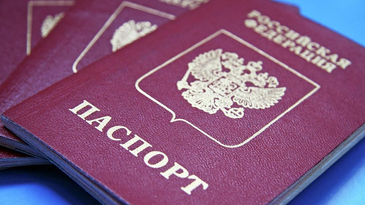 Российские ученые разработали ИИ Smart ID Engine 2.7, способный сканировать 2,5 тыс. разворотов паспорта за 20 секунд. Система демонстрирует рекордную производительность, распознавая 125 изображений в секунду без использования графических процессоров, что эквивалентно обработке 10 млн паспортов в сутки на одном сервере. Новая версия ИИ-модели стала на 26% точнее работать с некачественными изображениями и на 11% улучшила распознавание рукописных полей и штампов о прописке. Технология уже внедрена в 10 из 13 системно значимых банков, всех операторов "большой тройки" сотовой связи, Федеральную налоговую службу, кассы продажи билетов РЖД и автоматизированные системы паспортного контроля аэропорта Шереметьево. Генеральный директор Smart Engines Владимир Арлазаров подчеркивает, что разработка позволяет полностью исключить человеческий фактор при вводе данных, устанавливая новый стандарт в области распознавания документов.