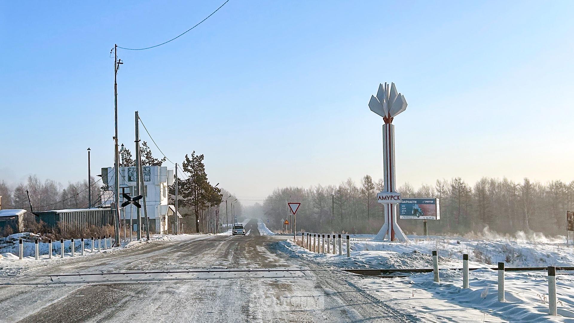 На маршруты Комсомольск — Эльбан и Амурск — Вознесенское ищут нового перевозчика, старому аннулировали свидетельства  Краевой Минтранс прекратил действие свидетельств об осуществлении регулярных перевозок по межмуниципальным маршрутам №221 Эльбан — Комсомольск-на-Амуре, №225 Амурск — Вознесенское и №300 Хабаровск — Амурск, выданных ООО «АбсолютАвто». Причина — невыполнение перевозчиком принятых обязательств.  Для стабилизации транспортного обслуживания объявлен приём заявлений на получение свидетельств об осуществлении регулярных перевозок и карт маршрутов без проведения открытого конкурса на период с 15 февраля до 13 августа, конкурс проведут как раз в августе. Приём заявлений от перевозчиков ведётся сегодня до 18 часов.