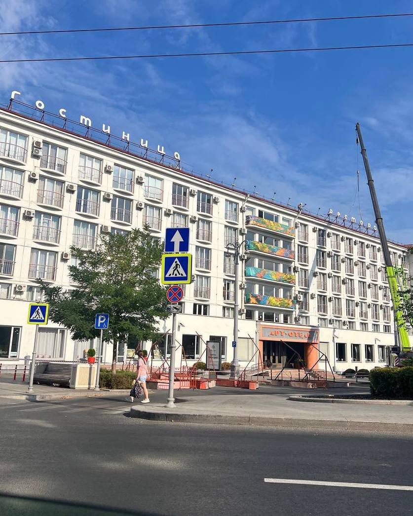 С гостиницы "Украина" в Севастополе сняли название.  У отеля в апреле сменился собственник, он и приступил к ребрендингу. Новое имя пока неизвестно.  Нет желающих пожить на "Украине"? Название говорит о сервисе