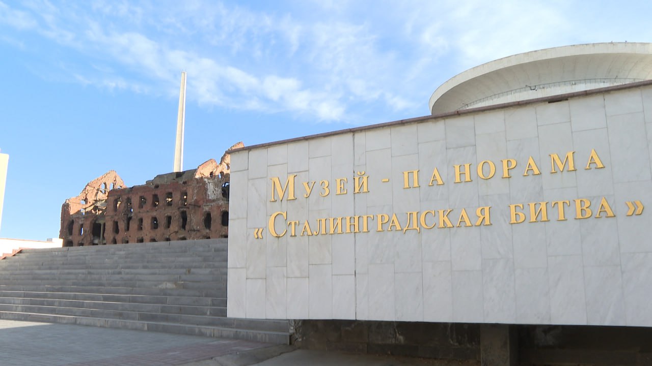 Музей панорама Сталинградская битва изменит график работы в новогодние праздники Так 2 6 января и 8 11 января посетителей будут принимать с 10 00 до 18 00 кассы будут работать до 17 30 Экскурсионное обслуживание на Мамаевом кургане будет осуществляться 2 6 января и 8 11 января с 9 00 до 17 00 Выходными днями станут 31 декабря 1 и 7 января Подписаться Перейти на сайт MAX