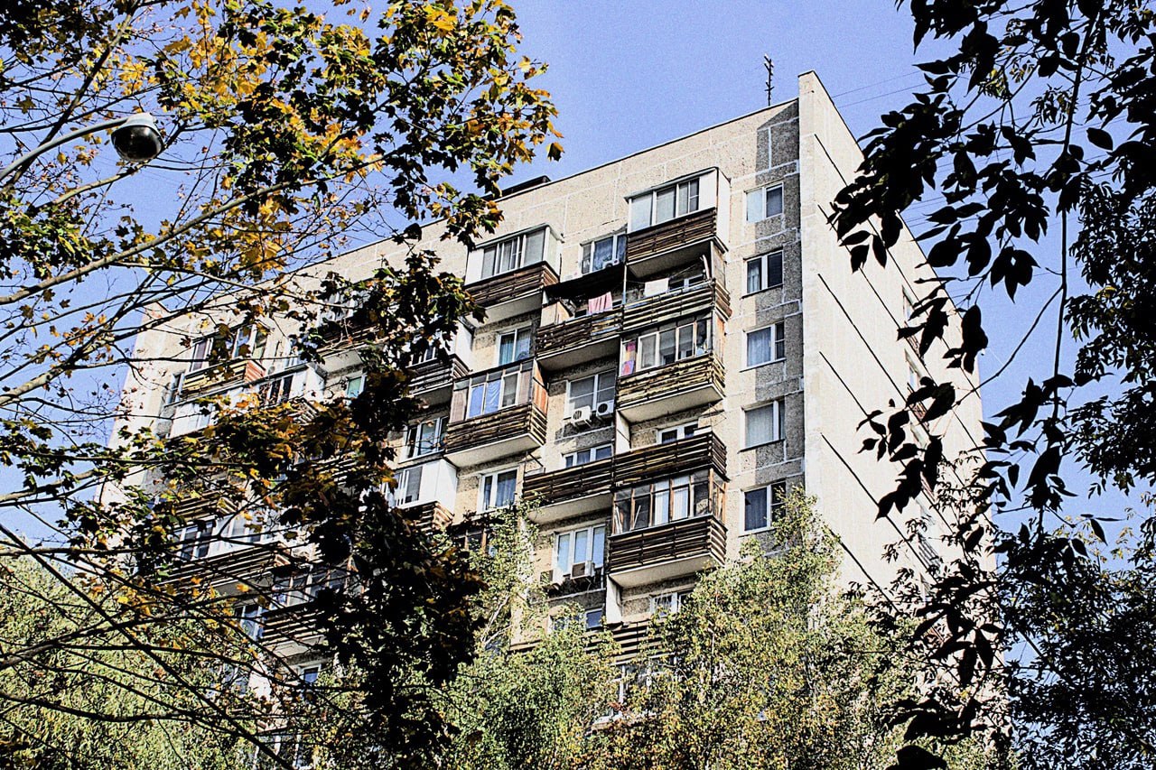 Каждому третьему россиянину 37 советские панельные дома кажутся эстетичными и уютными Такое отношение к ним особенно характерно для миллениалов 29 38 лет 52 из них считают что в хрущевках и брежневках есть ламповая атмосфера 44 зумеров 18 28 лет говорят что панельки это символ прошлого века Они предпочитают новое жилье Больше новостей в Daily News