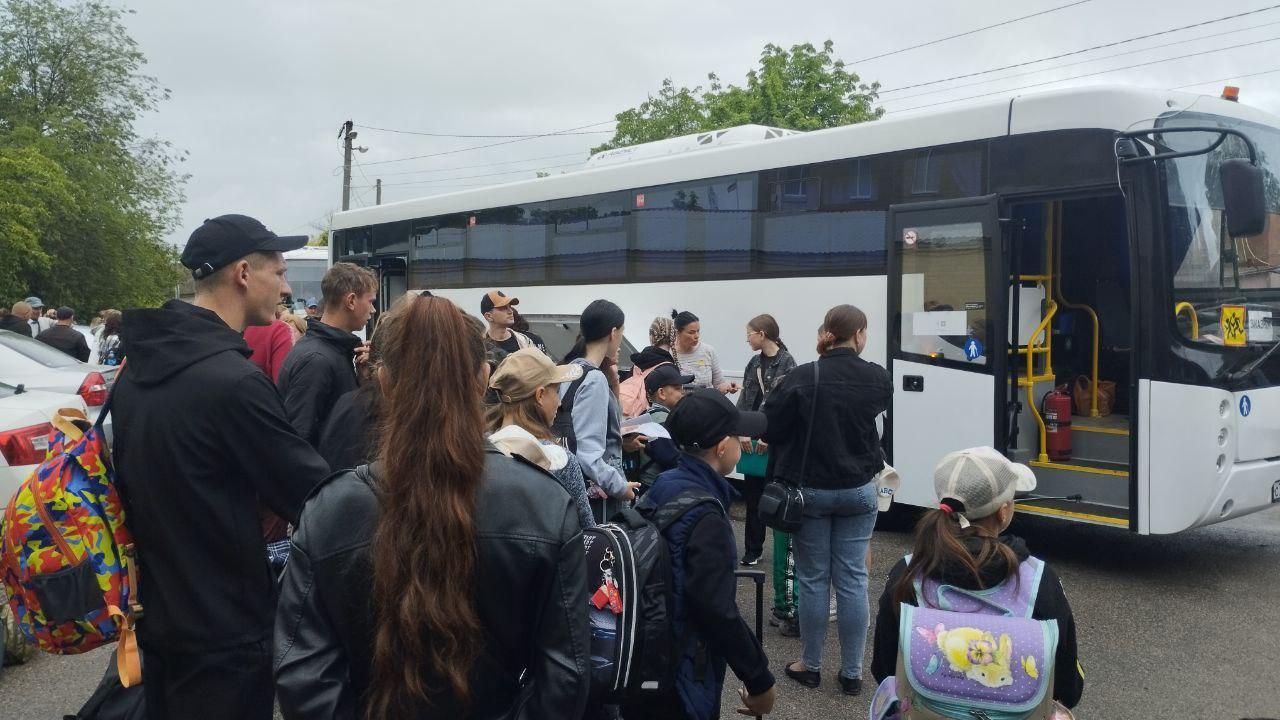 Ребята из Херсонской области отправились в лагерь в Адыгею Почти 200 мальчишек и девчонок из Генического и Новотроицкого муниципальных округов отправились в Адыгею на отдых и оздоровление. Их ждет обширная программа, экскурсии по природным достопримечательностям республики. Глава Республики Адыгея Мурат Кумпилов ежегодно уделяет пристальное внимание организации летнего отдыха детей. Он поручает руководителям профильных министерств и ведомств обеспечить безопасность в детских лагерях, а также наполнить программу отдыха разнообразными и увлекательными событиями, такими как концерты, экскурсии и спортивные соревнования.