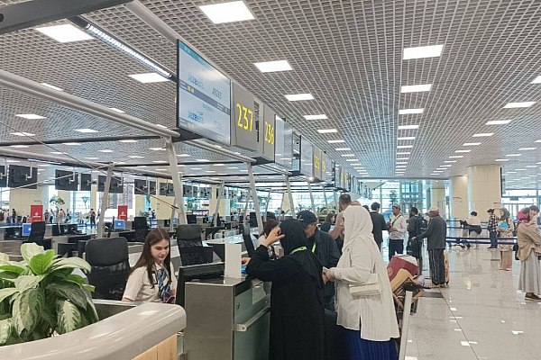Из аэропорта Домодедово запланирована полетная программа для паломников в Мекку Авиакомпания Jazeera Airways запускает специальную полетную программу для мусульманских паломников в Мекку. Программа полетов составлена таким образом, что из Москвы пассажиры летят в город Медину, а возвращаются из города Джидда, расположенного рядом с Меккой. Об этом сообщает AVIA.RU. Рейсы в Медину будут выполняться в период с 20 по 31 мая. Перелеты из Джидды запланированы с 10 по 17 июня. Всего в Саудовскую Аравию туда и обратно будет выполнено 40 рейсов на воздушных судах Airbus A320neo. Билеты на рейсы доступны в составе пакетных туров официальных хадж-операторов. В пресс-службе аэропорта напоминают, что Jazeera Airways – кувейтская авиакомпания, которая выполняет регулярные рейсы по уникальному для московского авиаузла направлению в Кувейт. aviaru.net/n283576
