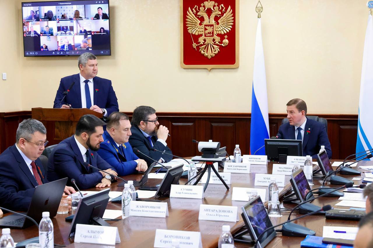 Турчак отправил правительство Алтая в отставку Глава Республики Алтай Андрей Турчак подписал указ об отставке правительства республики Алтай С 9 июня весь кабинет министров работает в статусе исполняющих обязанности, сообщил Турчак в телеграме. «По новым положениям нашей Конституции, председатель правительства, его заместители и все министры будут проходить обязательное согласование с депутатами Госсобрания. Представлю будущий состав правительства уже на этой неделе. Депутатский корпус рассмотрит предложенные кандидатуры на сессии 24 июня», — сообщил глава региона. В апреле были приняты изменения, предполагающие согласование в Госсобрании кандидатур не только председателя правительства, его замов, но и всех министров. Исключения составят председатели комитетов и инспекции по госохране объектов культурного наследия. «Это повысит ответственность кабинета министров, которые по сути станут подотчетны депутатам Госсобрания. Они, в свою очередь, будут нести солидарную ответственность за работу министров», — комментировал ранее Турчак. Подписаться Прислать новость Помочь бустами