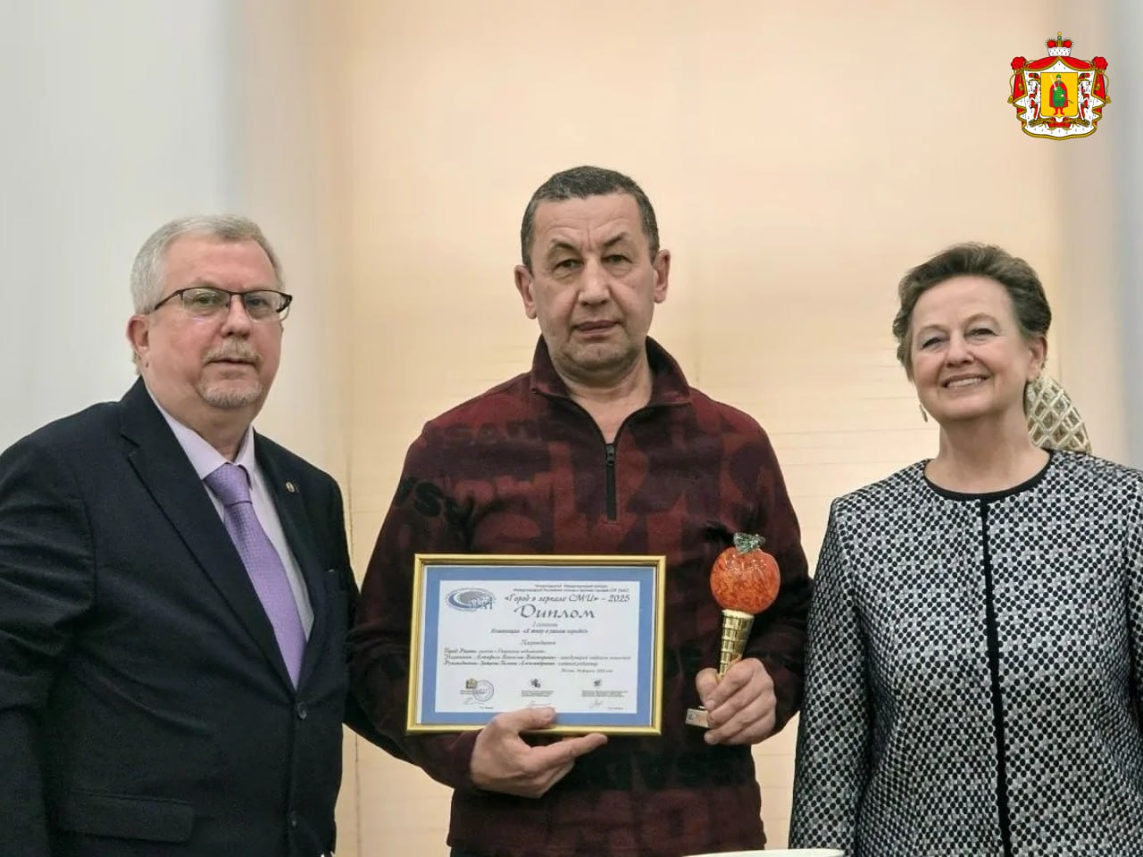 Журналист газеты Рязанские ведомости победил в XIV Международном конкурсе Город в зеркале СМИ 2025 В этом году творческие состязания проводились в пяти номинациях Участниками стали журналисты более чем из 30 городов России и стран СНГ Диплом I степени за победу в номинации Я живу в умном городе вручили заведующему отделом новостей журналисту областной общественно политической газеты Рязанские ведомости Вячеславу Астафьеву Он представил на конкурс материалы тематической полосы Город и мы которая выходит в издании каждую вторую среду месяца на протяжении трёх лет рязанскаяобласть Подписывайтесь на наш канал в МАХ