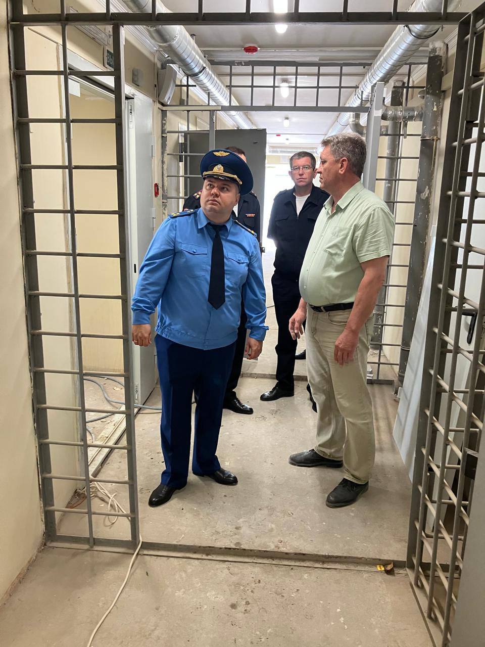 Прокурором Гулькевичского района осуществлен выезд в Центр временного содержания иностранных граждан, в ходе которого подрядчику объявлено предостережение о недопустимости нарушения закона 17 июня 2025 года прокурор Гулькевичского района посетил Центр временного содержания иностранных граждан ОМВД России по Гулькевичскому району в селе Новоукраинском. В ходе рабочей поездки с привлечением руководства Гулькевичского РОСП ГУ ФССП России по краю и военного комиссариата проведен личный прием иностранных граждан, разъяснены положения федерального законодательства, в том числе порядок приобретения гражданства Российской Федерации, поступления на воинскую службу. Прокурором района дана оценка условиям содержания иностранных граждан, организации их питания, полноты и качества оказания медицинской помощи. Совместно с представителями подрядной организации проинспектированы ход и результаты капитального ремонта административного здания Центра, обращено внимание подрядчика на качество и сроки выполнения работ. В целях недопущения отставания от дополнительного графика выполнения работ подрядчику объявлено предостережение о недопустимости нарушений закона. Вопросы соблюдения бюджетного и миграционного законодательства находятся на контроле руководства прокуратуры района.