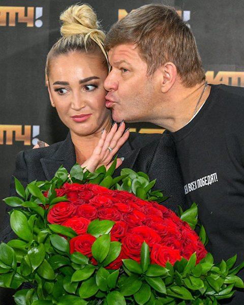 Ни слова про коньяк Дмитрий Губерниев и Ольга Бузова записали совместный трек посвящённый 10 летию телеканала Матч ТВ Было понятно что рано или поздно вся наша замечательная история страстей и примирений выльется в мощнейшую песенную коллаборацию Я в восторге от работы с Ольгой она большой молодец и профессионал Можно многому поучиться у неё её отношению к делу её трепету темпераменту Мы встретились как добрые друзья Как в песне Пахмутовой Нам не жить друг без друга Очень здорово что нас с Бузовой объединили спорт и Матч ТВ приводит пресс служба телеканала слова Губерниева Подчёркивается что в треке сочетаются рок мотивы в исполнении известного комментатора и поп стилистика в исполнении Ольги Песня которую мы записали посвящена не только каналу но и нашим спортсменам и тем кто за них переживает болельщикам Уверена что она должна стать гимном спорта в нашей стране и её будут петь на всех стадионах России Это дуэтная песня и со мной её поет Дима Губерниев поэтому такая коллаборация обречена на успех заявила она В 2021 году между звездой комментаторского цеха и представительницей поп сцены возник конфликт когда Губерниев спросил девушку пьёт ли она коньяк по утрам Бузова в ответ обвинила его в постоянных оскорблениях и заявила что не считает его мужчиной Позднее журналист принёс извинения rttv sport