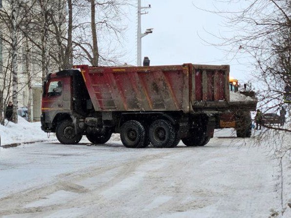 Завтра в Архангельске будут чистить от снега улицу Логинова. Автовладельцев просят убрать свои машины  22 февраля с 7 до 17 часов будет введено временное перекрытие движения и стоянки автомобилей на улице Логинова от Советских Космонавтов до Новгородского.  Для организации временного перекрытия выставят дорожные знаки на стойках, установлены ограждения,  Будут задействованы и эвакуаторы: во взаимодействии с дежурной группой ГАИ авто, препятствующих выполнению уборочных работ, будут перемещаться.