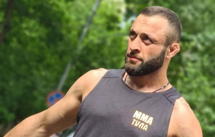 В Тульской задержали тренера ММА создавшего этническую ОПГ из своих воспитанников Задержан боец и тренер ММА Тигран Оганесян который по версии следствия под видом секции сколотил банду из пятерых своих воспитанников и представляясь сотрудниками силовых структур его ученики занимались разбоем и вымогательством Caucasian bureau