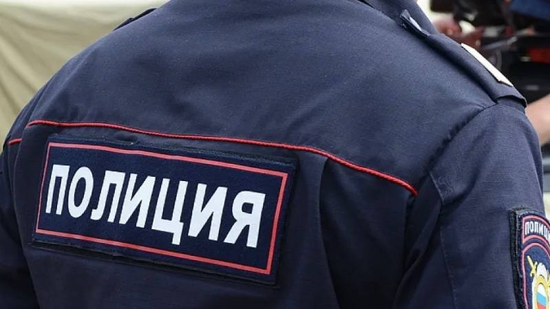 Полиция прикрыла «массажный» бизнес с интимными услугами В Калуге полиция совместно с Росгвардией остановила работу массажного салона, где за деньги оказывали интимные услуги. По данным правоохранителей, 44-летняя жительница региона с 2022 года арендовала частный дом и набрала штат из 17 девушек и трёх администраторов. Клиентов привлекали через телеграм-канал, а ежемесячный доход салона достигал около 300 тысяч рублей. Во время обысков изъяли визитки, анкеты сотрудниц, деньги, телефоны, компьютерную технику и записи с «чёрной» бухгалтерией. В отношении организаторши возбуждено уголовное дело по статье о вовлечении в занятие проституцией. Она находится под подпиской о невыезде. Девушкам, работавшим в салоне, грозит административное наказание.