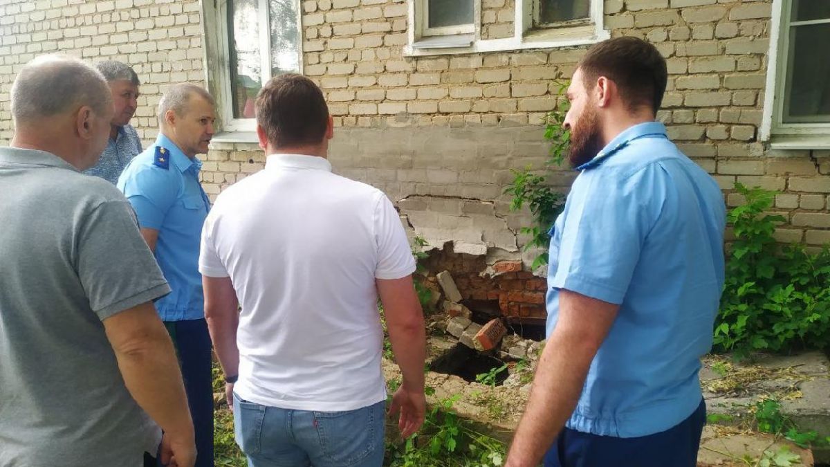 В Кохме чиновники отложили расселение аварийного дома на 10 лет – жители под угрозой обрушения Сегодня прокурор Ивановской области Андрей Жугин посетил город Кохму, где провел личный прием жителей многоквартирного дома № 27 на улице Московской. Граждане сообщили, что их дом, построенный в 1962 году, в январе 2025 года был признан аварийным и подлежащим сносу. В здании находятся 8 квартир, где проживают семьи с детьми и пенсионеры. ↗ Прислать новость Подписаться