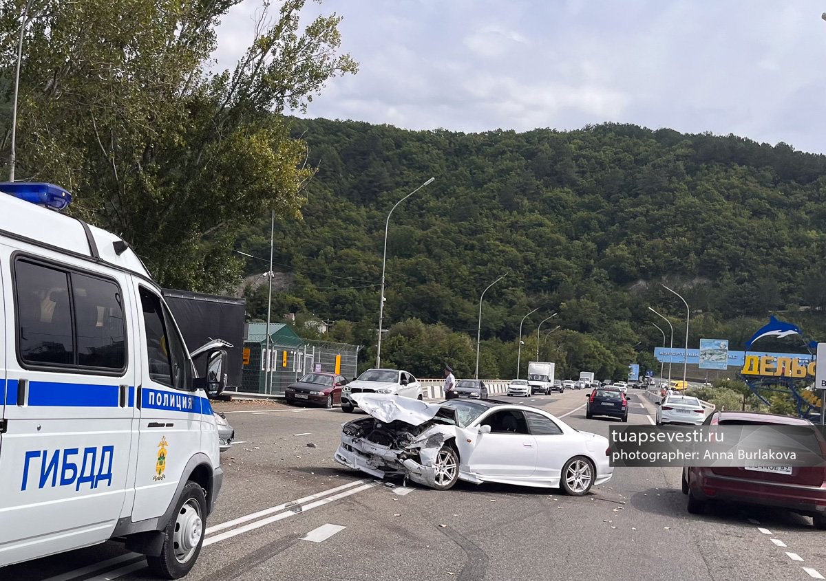 Туапсинский округ вошел в число самый аварийных городов и округов Краснодарского края. Он занял в антирейтинге пятое место - в 2024 году у нас произошло 205 ДТП, в которых погибли 28 человек, а 284 - получили травмы.  Больше всего аварий произошло в Краснодаре – 1041. На втором месте Сочи – здесь в 2024 году зафиксировано 613 ДТП. Третью и четвертую строки занимают Новороссийск  312 аварий  и Анапа  301 ДТП .  Всего в Краснодарском крае за 2024 год произошло 6155 дорожно-транспортных происшествий.