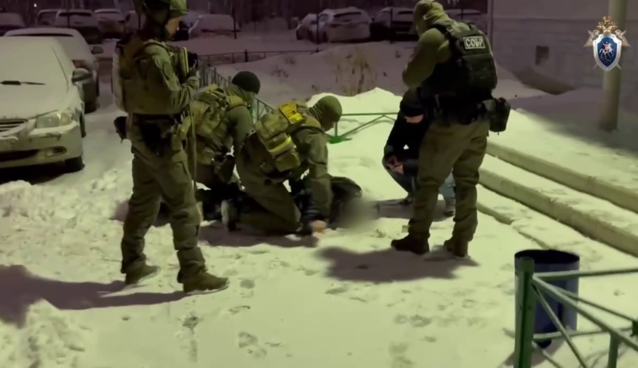 ФСБ задержала в Челябинске спонсора экстремистов Сотрудники ФСБ задержали в Курчатовском районе 50 летнего мужчину который финансировал запрещенную в России экстремистскую организацию На него завели уголовное дело по части 1 статьи 282 3 УК РФ Теперь фигуранту грозит до восьми лет в колонии По данным следствия задержанный спонсировал экстремистов с 25 августа по 19 ноября 2021 года Находясь в Челябинске он трижды переводил через интернет деньги на деятельность общественной организации которая 9 июня 2021 го была признана в России экстремистской Сотрудники ФСБ установили что мужчина был крайним сторонником этого движения При этом общественную опасность от своих действий он осознавал Дома у фигуранта уже прошли обыски Сейчас решается вопрос в предъявлении ему обвинения и избрании меры пресечения Также устанавливается его причастность к другим преступлениям Читайте о жизни города даже при сбоях интернета Подписывайтесь на Вечерний Челябинск в Мах