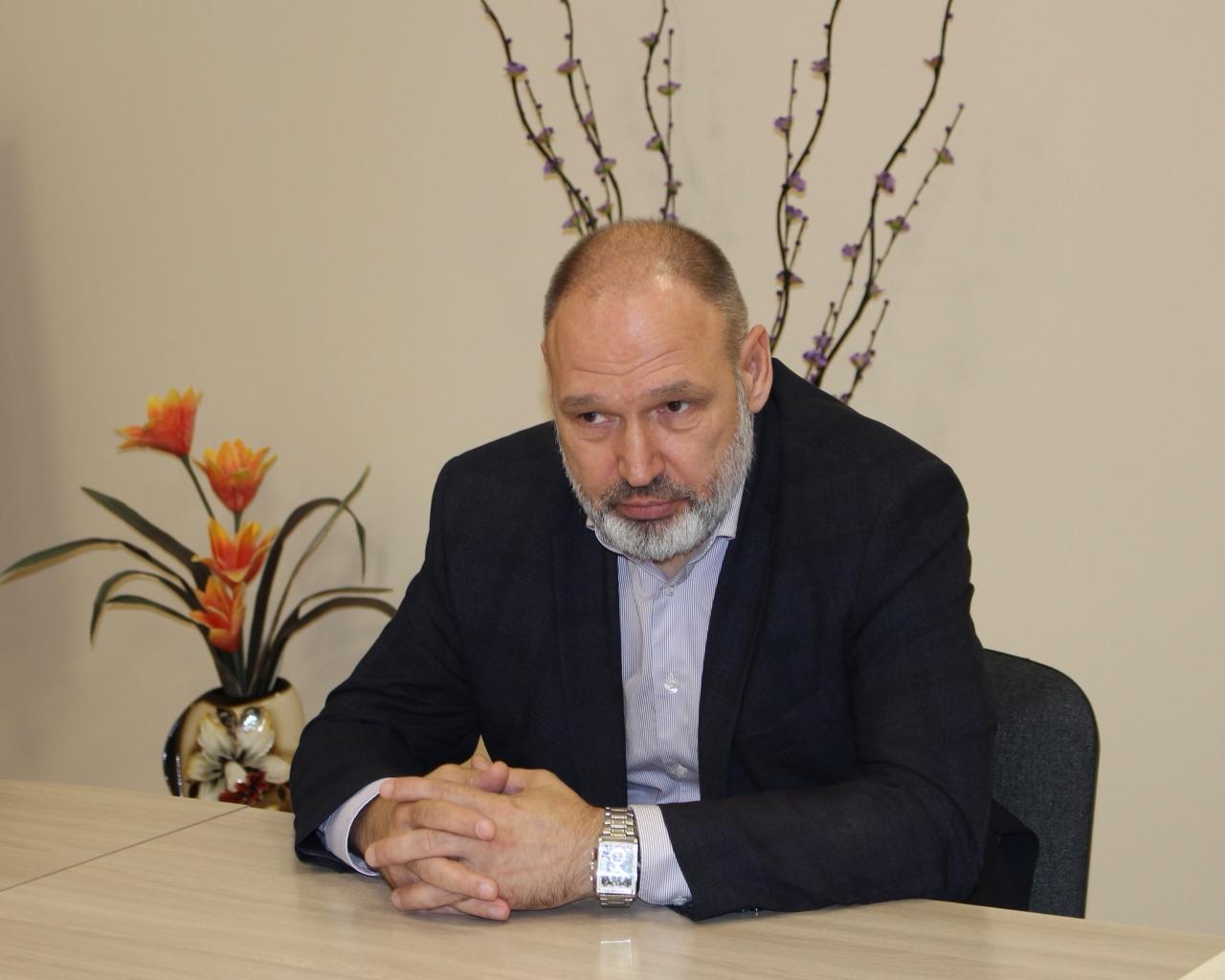 Уполномоченный по правам ребенка в Карелии Геннадий Сараев прокомментировал арест общественника Леонида Зябкина Детский омбудсмен просит СМИ сохранять приватность пострадавших детей и их семей а также не вмешиваться в расследование По его словам несовершеннолетним окажут необходимую психологическую поддержку Напомним Леонид Зябкин член Общественной палаты и преподаватель кадетского училища в Петрозаводске задержан по обвинению в развратных действиях в отношении троих несовершеннолетних мальчиков 5 5 5 Подписаться Прислать новость