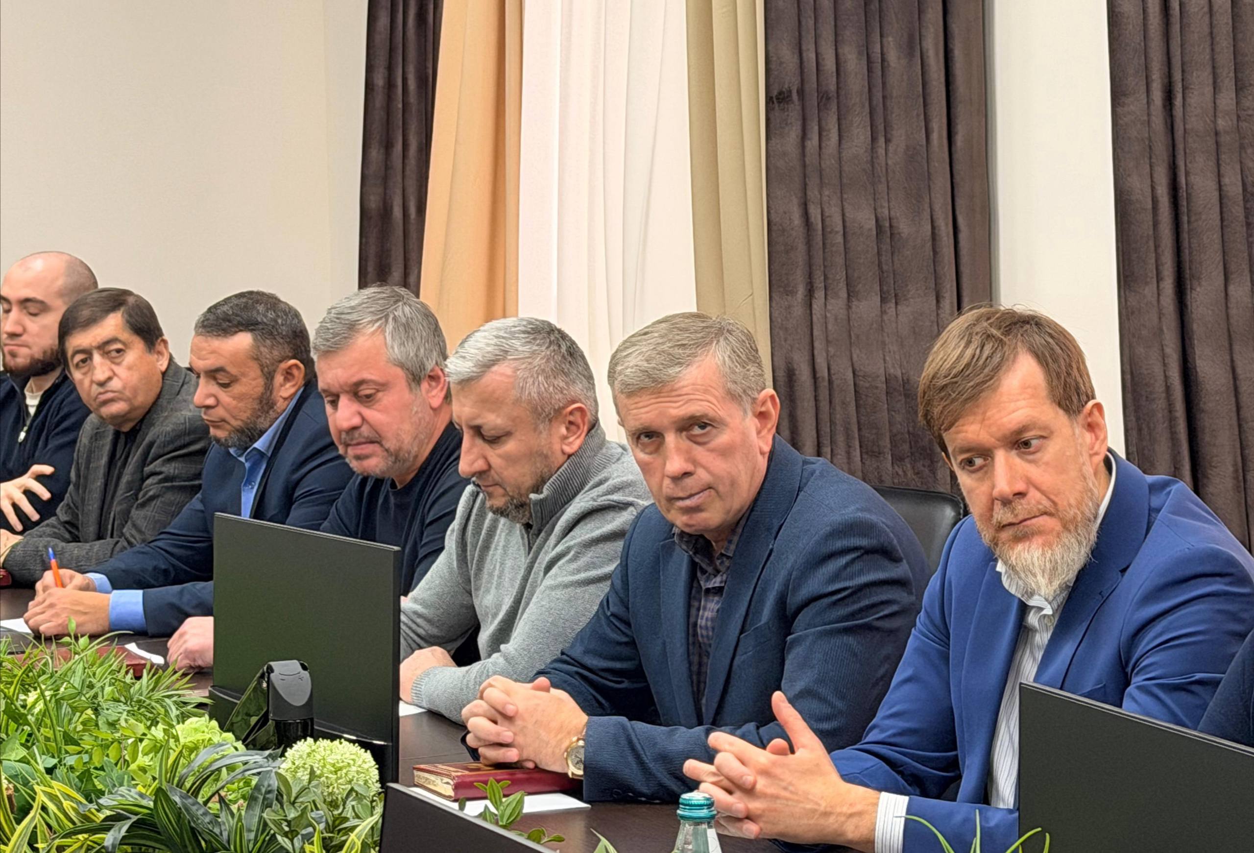 Махачкала готовится к новогодним выходным В преддверии новогодних праздников в Советской администрации г Махачкалы состоялось рабочее совещание под руководством первого заместителя главы города Махачкалы Магомедали Саидова и главы Советского района Арсена Айдиева Встреча была посвящена вопросам обеспечения бесперебойной работы городских служб в период длительных выходных В совещании приняли участие руководители и представители структурных подразделений мэрии Особое внимание было уделено теме санитарной очистки и вывоза ТКО Было подчеркнуто что в праздничные дни объем отходов традиционно увеличивается в связи с чем профильные службы будут работать в усиленном режиме и без выходных Ответственным структурам поручено обеспечить четкое соблюдение графиков вывоза мусора а также оперативно реагировать на обращения жителей Саидов отметил что чистота и порядок в городе в праздничные дни это показатель организованности муниципальных служб Он подчеркнул необходимость слаженной работы всех подразделений  По итогам совещания были даны конкретные поручения направленные на обеспечение стабильной работы коммунальных служб поддержание санитарного порядка и создание комфортной городской среды для жителей и гостей Махачкалы в новогодние выходные Мэрия Махачкалы MAX