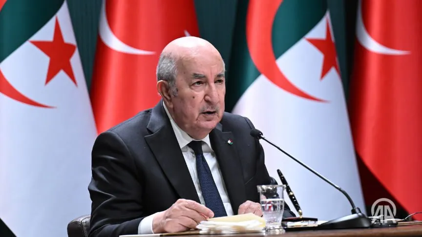 Президент Алжира Абдельмеджид Теббун выступил на совместной пресс конференции после двусторонней встречи с президентом Реджепом Тайипом Эрдоганом и завершения заседания Совета по стратегическим вопросам высокого уровня которые состоялись в президентском комплексе в Анкаре Мы вновь подтвердили решимость Алжира и Турции придерживаться мирных путей урегулирования споров и соблюдать международную легитимность Мы осуждаем израильскую оккупаци нарушение норм международного гуманитарного права открытые атаки на Ливан и жестокие действия в секторе Газа Мы также выразили возмущение решением Израиля нарушить суверенитет и территориальную целостность Сомали Подробнее на нашем сайте v aa com tr 3930593 24 7 в сутки с Агентством Анадолу
