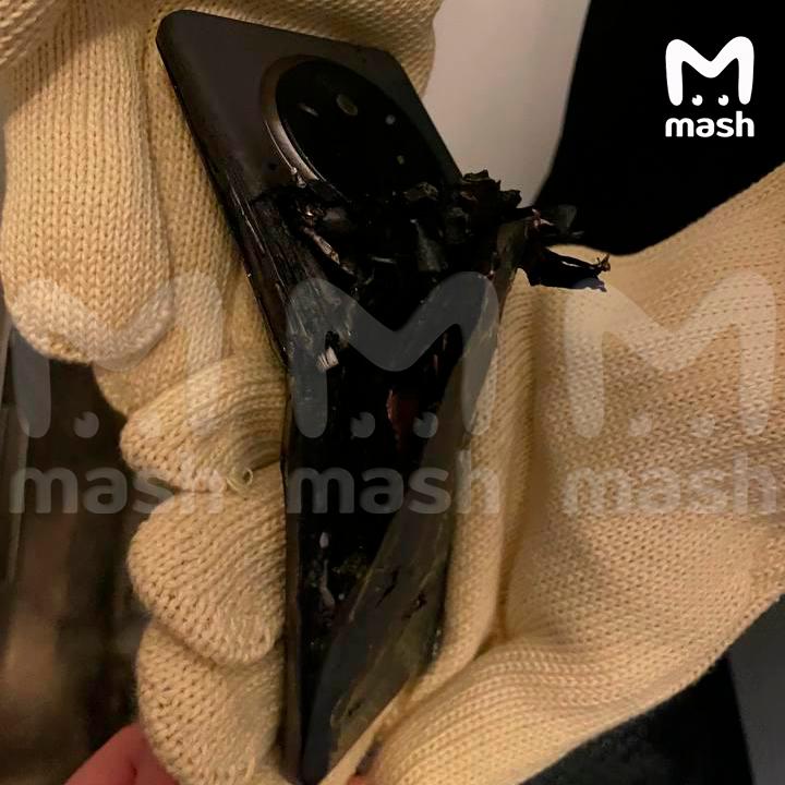 Realme 14 Pro загорелся прямо на борту самолёта авиакомпании "Уральские авиалинии". Во время рейса из Иркутска в Москву у пассажира начал дымиться смартфон — свеженький Realme 14 Pro. Мужчина отбросил гаджет на пол, другие пассажиры стали поливать его водой. Бортпроводницы быстро сориентировались: надели огнеупорные перчатки, затопили телефон в специальном контейнере и изолировали в туалете под наблюдением. В "Уральских авиалиниях" рассказали: запах гари успел дойти до кабины пилотов — в салоне отключили вентиляцию, раздали салфетки и попросили всех наклонить голову вниз. Беременную девушку пересадили подальше от дыма, пассажирам помогли успокоиться. Пострадал только ковролин — смартфон прожёг пол у кресла. Владелец телефона не обжёгся, претензий не имеет. Самолёт долетел до Домодедово без задержек.