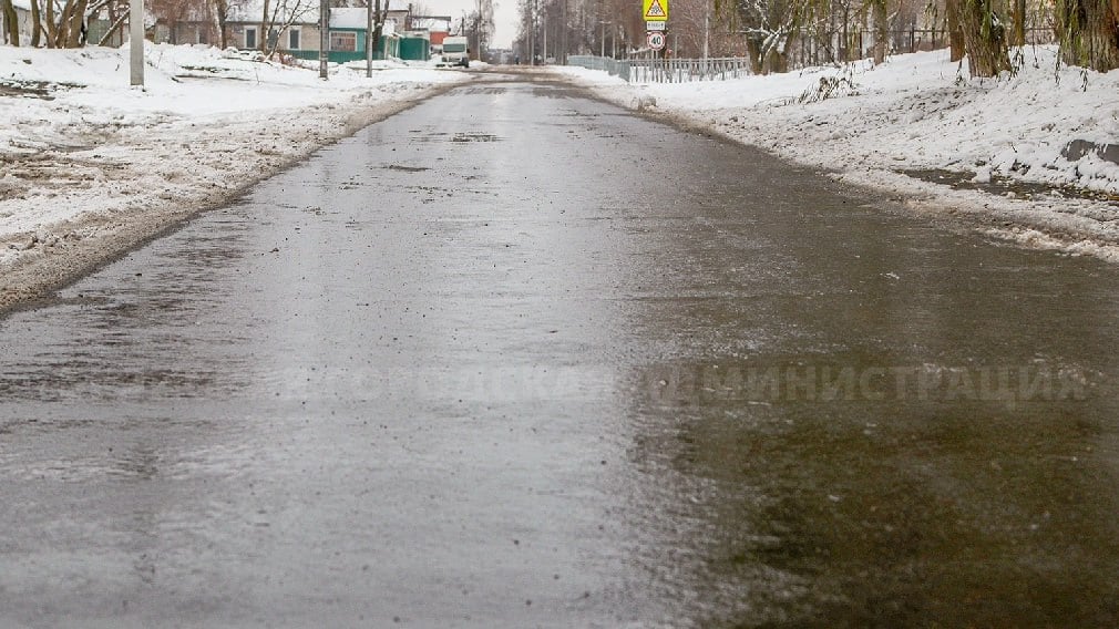 В Бежицком районе города Брянска завершается ремонт улицы Металлургов.    Работы на объекте ведутся благодаря успешной реализации национального проекта «Безопасные качественные дороги».   ‍ Новая дорога, длина которой почти 2 километра, протянулась по частному сектору.   Для ограничения скорости на улице установили 11 искусственных неровностей. Ночью улицу будут освещать 65 новых светодиодных фонарей.    Строительные работы на объекте все еще продолжаются. До нового года подрядчик установит 150 дорожных знаков.   Фото: пресс-служба Брянской городской администрации