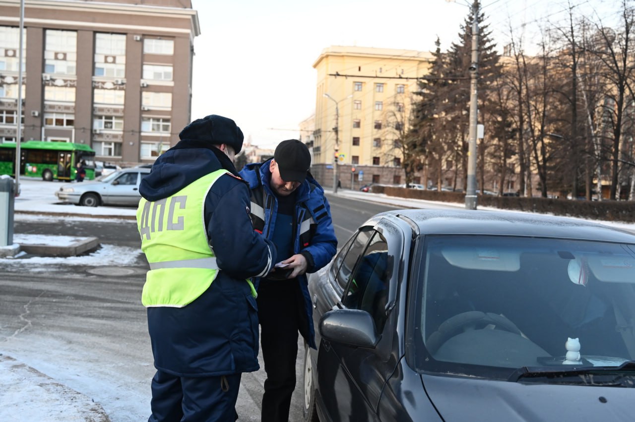 Челябинская область вошла в четверку регионов по лишению прав за пьянство Челябинская область заняла четвертое место среди регионов по числу автомобилистов которых лишили прав за нетрезвое вождение Более двух тысяч постановлений получила ГАИ из судов в прошлом году Об этом ТАСС сообщили в пресс центре МВД РФ Статистику возбужденных дел по частям 1 и 3 статьи 12 8 КоАП РФ собрали за январь июнь 2025 го Больше всего водителей лишенных прав и заплативших штраф в Республике Башкортостан 2 364 человека Следующими идут Московская область с 2 232 нарушителями Татарстан 2 230 человек Челябинская область 2 167 За полгода показатели в регионах выросли на 1 2 почти 26 и 12 2 соответственно За 11 месяцев прошлого года в России произошло почти 10 тысяч ДТП с участием пьяных водителей Это на 8 меньше чем в 2024 м Погибли свыше 2 8 тысячи человек пострадали 12 5 тысячи Подписаться на vecherchel   Поддержать Читать в Мах