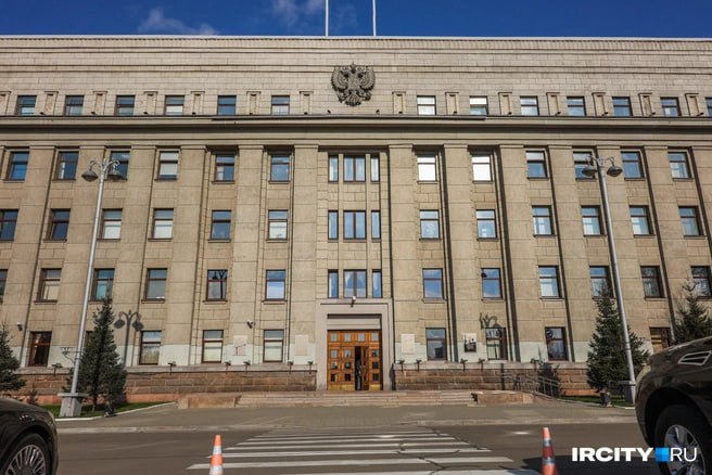 Госдолг Иркутской области за год вырос в два раза Госдолг региона на 1 января 2026 года составил 82 1 млрд рублей это вдвое больше чем годом ранее Из них 27 8 млрд бюджетные кредиты реструктурированные до 2039 2040 годов Ещё 54 3 млрд коммерческие кредиты причём 24 млрд область должна погасить уже в марте апреле Получить оперативный комментарий правительства по ситуации ircity ru не удалось В конце прошлого года уточняли в Минфине банковские кредиты потребовались чтобы отдать старые долги и найти деньги на первостепенные задачи например на зарплаты Декан сибирско американского факультета менеджмента ИГУ доктор экономических наук Надежда Грошева отмечает что долг региона вписывается в предельные показатели бюджета и сам по себе не является проблемой Вопрос в том что это долг кому то Если речь идет о долге перед малым и средним бизнесом это проблема Если Иркутская область не заплатила за выполненные работы и услуги то эта кредиторка больно отражается на исполнителе пояснила эксперт Подпишись на Ircity Предложи новость