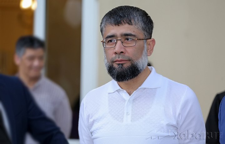 Турция выдала религиозного блогера Мубашшира Ахмада Узбекистану. Религиозный блогер, основатель портала «Azon Global» Алишер Турсунов, известный под псевдонимом Мубашшир Ахмад, депортирован из Турции в Узбекистан, где ему грозит от 5 до 15 лет по делу об участии в деятельности запрещённых религиозных организаций. Информация о задержании Турсунова появилась 12 мая в его Telegram-канале. Правоохранители увезли его рано утром из дома в районе Бахчешехир в качестве подозреваемого. В тот же день с участием адвокатов было проведено предварительное следственное мероприятие. Соратники ожидали, что после допроса блогера переведут в местный центр депортации, а 9 мая отпустят. Адвокат Иброхим Эргин заявил, что системе миграции в Турции веры нет и что в стране начался период самовольной и незаконной депортации. «9 мая его Алишера Турсунова хотели в срочном порядке депортировать из страны, но из-за вмешательства общественности отправили в миграционный центр в Эдирне. В субботу его вернули в Стамбул. Турецкая сторона обошла правовую систему и незаконно экстрадировала его в Узбекистан», — заявил адвокат. «Органы безопасности продолжают жертвовать мигрантами», — добавил он. Годом ранее турецкие правоохранители уже задерживали Турсунова. Несколько месяцев его содержали в депортационном центре, потом освободили. В феврале 2025 года МВД Узбекистана объявило Алишера Турсунова в розыск. С заявлением по депортации Мубашшира Ахмада выступила турецко-курдская исламистская партия «Huda-Par» «Свободное дело» . Она призвала правительство прояснить ситуацию, указав, что признанные Анкарой международные договоры запрещают выдачу лиц, которым грозит преследование. Узбекистанский блогер Ферузхан Якубходжаев ранее критиковал Мубашшира Ахмада и его последователей за ненависть и нетерпимость к соотечественникам.
