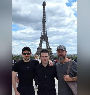 Дуров, Дорси и Фридман: ночь философов под Эйфелевой башней Павел Дуров устроил неформальный мини-саммит в Париже — в компании Джека Дорси, основателя Twitter, и подкастера Лекса Фридмана. Троица собралась под сиянием Эйфелевой башни, чтобы поговорить не о стартапах и рынках, а о вещах поважнее: свободе, будущем и смысле жизни. Мальчишник вышел не шумным, а созерцательным — редкое явление в мире тех, кто обычно общается цифрами и кодом. И хотя каждый из них представляет разные подходы к свободе слова и технологии, по духу они, похоже, близки: техно-отшельники с доступом ко всему миру. Свет в огне гаснет, Трое спорят без конца — Кто свободен, тот?