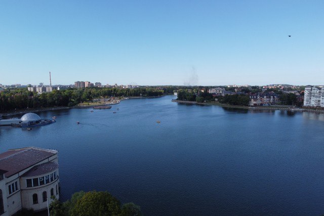 В Калининграде нашли самую дорогую арендную квартиру на Северо Западе Рейтинг составили аналитики ЦИАН Среди самого дорогого арендного жилья в СЗФО первое место заняла пятикомнатная квартира площадью почти 162 квадратных метра в Калининграде Она располагается в доме на берегу Верхнего озера Стоимость месяца проживания составляет 220 тысяч рублей В десятку самого дорогого жилья на Северо Западе попали и другие объекты Калининградской области Так вторую позицию заняла двухкомнатная квартира в Зеленоградске за 180 тысяч В топ также вошли Светлогорск четвёртое место и Пионерский пятое Там предлагают снять недвижимость за 120 тысяч рублей в месяц Подписаться на Калининград Ru
