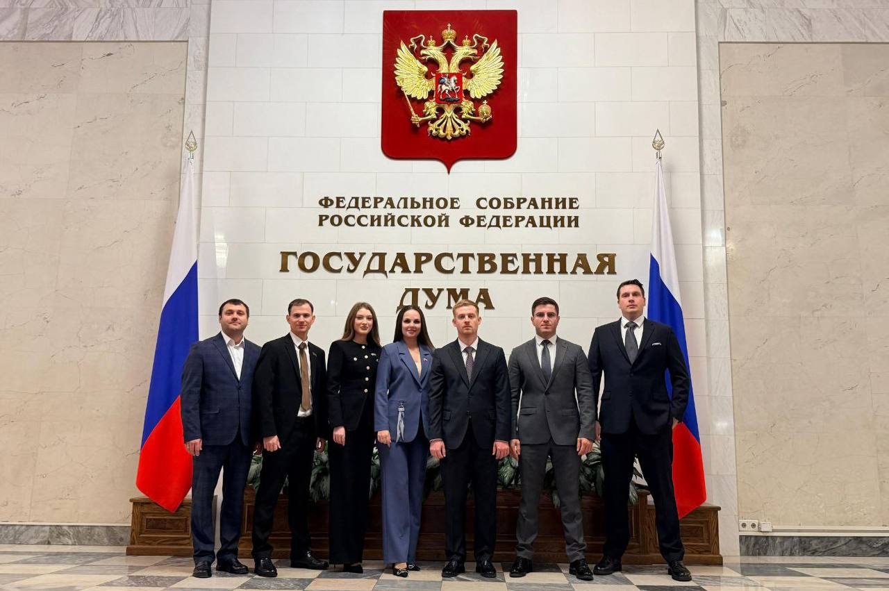 По поручению председателя ЗСК Юрия Бурлачко была организована двухдневная поездка в Москву делегации молодых депутатов Кубани Посещением палат Федерального Собрания РФ поощрен лучший по итогам регионального конкурса 2024 года комитет СМД по вопросам здравоохранения и социальной защиты населения По словам руководителя краевого парламента этот комитет СМД отличился системной работой по профилю деятельности Под эгидой ЗСК при непосредственном кураторстве моего зама Николая Николаевича Петропавловского он реализовал востребованный социальный проект Научись спасать жизнь в рамках которого краснодарские школьники и студенты медколледжей края учились оказывать первую помощь что и продемонстрировали на приуроченной к 30 летию регионального парламента олимпиаде в Кубанском медуниверситете Также продолжает приносить пользу жителям края участие в проекте СМД Здоровье родителей в руках детей направленном на своевременное выявление заболеваний и увеличение продолжительности жизни написал на своей странице в телеграмм канале Юрий Бурлачко Кубанскую делегацию в Федеральное Собрание возглавил лидер молодых депутатов региона председатель профильного комитета ЗСК Сергей Носов Насыщенная программа пребывания в столице позволила парламентариям получить представление о работе Совета Федерации и Госдумы В первый день они приняли участие в заседании комитета СФ по социальной политике Также у кубанской делегации состоялись запланированная экскурсия по верхней палате парламента и встреча с сенатором от Краснодарского края Алексеем Кондратенко Во второй день после экскурсии по Госдуме члены краевого СМД пообщались с депутатом от нашего региона Дмитрием Ламейкиным Подводя итоги поездки председатель краевого СМД Сергей Носов отметил значимость подобного рода мероприятий для формирования новых подходов в работе молодых депутатов укрепления их активной гражданской позиции