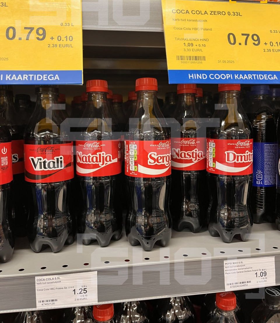 В Эстонии требуют убрать с прилавков «неправильную» Coca-Cola В продажу поступила партия шипучки с русскими именами на этикетке: Настя, Сергей, Дмитрий, Света и другие. Эстонцам, которые пытаются бороться с русским языком, возмущены и потребовали убрать русифицированные газировки из супермаркетов. В свою защиту Coca-Cola выдвинула аргумент, который невозможно оспорить. В компании заявили, что выбор имен на бутылках для Эстонии обусловлен официальной статистикой от властей республики. Согласно этим данным, самые популярные имена в стране в 2025-м — Александр более 11 тыс. и Ольга 10 тыс. . Также в десятку попали: Сергей, Владимир, Андрей, Алексей, Ирина, Елена, Светлана, Татьяна.