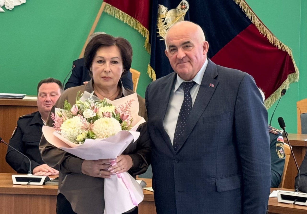 СергейСитников ЕженедельноеСовещание Сергей Ситников поблагодарил Татьяну Быстрякову за эффективную работу по защите прав детей Сегодня у Татьяны Евгеньевны последний рабочий день в должности уполномоченного по правам ребенка в Костромской области Она стала депутатом областной Думы Татьяна Евгеньевна Вам очень много удалось сделать на этом месте Без сомнения конечно на это повлиял Ваш прежний опыт в том числе руководителя департамента образования Понимание вопросов детства привело к тому что Вы радикальным образом поменяли стиль работы уполномоченного нашли необходимый баланс интересов проявили активность Очень рассчитываем что в областной Думе Вы продолжите заниматься вопросами образования детства семьи уже в новом качестве Сегодня от всех нас хочу поблагодарить Вас за ту работу которую Вы проводили отметил Сергей Ситников