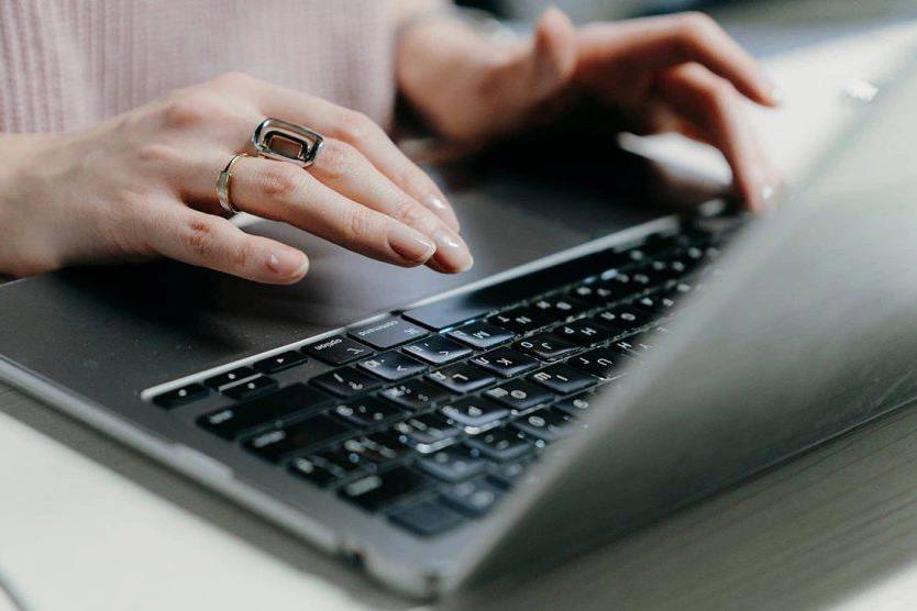 Половина россиян не смогла отличить чат бота от человека 88 россиян общались с чат ботами и виртуальными ассистентами показал опрос НАФИ Более половины из них 57 признались что не всегда понимали говорят с человеком или ботом Негативный опыт отметили 35 участников довольных оказалось 33 Чаще других недовольны ботами мужчины и люди старше 45 лет Запросы к ИИ ботам в Яндексе в июне 2025 года выросли в 1 7 раза особенно ChatGPT DeepSeek и Алиса Подростки искали их втрое чаще остальных Фото Михаил Гребенщиков РБК Подпишись на РБК Петербург