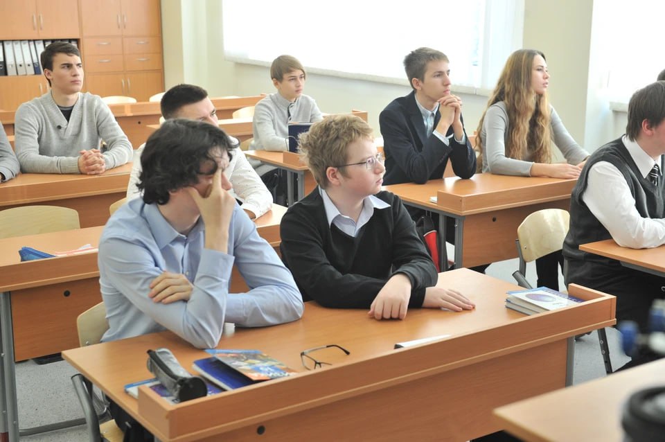 В ЛНР осенью откроются клубы направления «Юные техники»    В Луганской Народной Республике планируется запуск пилотных клубов «Юные техники». Это произойдёт уже этой осенью. Совместный проект «Движение первых» и «Кружкового движения НТИ», входящий в рамки общероссийской инициативы «Первые в науке» предполагает открытие таких клубов в тридцати регионах страны, сообщает ТАСС.  Отбор наставников, которые получат необходимое оборудование для создания клубов, будет осуществлен на конкурсной основе; заявки принимаются до 31 июля 2025 года.  В 2025/2026 учебном году основными темами в клубах «Юные техники» в пилотных регионах станут: киберфизика, создание игр, беспилотные летательные аппараты