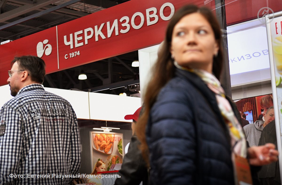 Группа «Черкизово» приобрела 100% долей в ООО «Руском», которое объединяет птицеводческие активы группы «Руском» в Тюменской области. Сделка позволит усилить позиции на рынке брендированных продуктов из курицы, увеличив годовой объем производства в два раза.  Сумма сделки не раскрывается. В рамках ее согласования ФАС предписала «Черкизово» реализовать часть продукции на бирже в течение восьми лет.