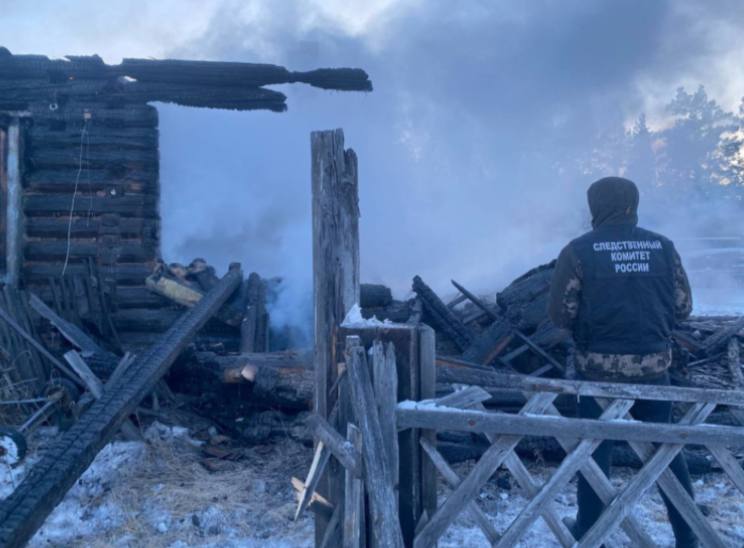 В Бурятии начали проверку по факту смертельного пожара на станции Кижа Следователи СК устанавливают обстоятельства гибели 68 летнего мужчины в Заиграевском районе Бурятии По данному факту проводится доследственная проверка Пенсионер проживал один Возгорание заметили соседи Они пытались помочь односельчанину однако дверь была заперта изнутри В настоящее время в рамках доследственной проверки назначены пожарно техническое и судебно медицинское исследования Также проводятся другие процессуальные мероприятия направленные на установление полной картины происшествия отметили в СУ СКР по Бурятии Напомним мужчина скончался во время пожара
