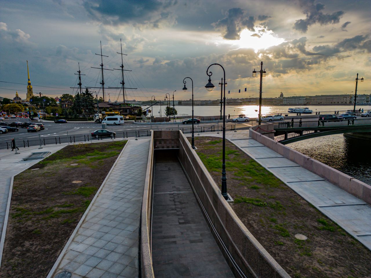 У Биржевого моста открыли подземный пешеходный переход  Тоннель под площадью Академика Лихачева создает единый пеший маршрут от Тучкова Моста до Кронверкской набережной и Петропавловской крепости.  Особенность перехода в нестандартном спуске: вместо лестничных сходов, установлены пандусы. А спуск подключен к системе обогрева, которая предотвратит образование наледи в холодное время года.