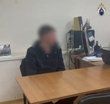 Следователи опрашивают водителя электросамоката, причастного к причинению телесных повреждений местной жительнице Ранее сообщалось о том, что по поручению руководителя следственного управления СК России по Тульской области Владимира Усова следователями организована процессуальная проверка по факту травмирования местной жительницы в результате наезда электросамоката на улице Кауля в городе Туле. В настоящее время сотрудниками полиции установлен и доставлен в следственный отдел по Центральному району города Тулы мужчина, совершивший вышеуказанный наезд на женщину. С ним проводятся процессуальные действия. Пострадавшая направлена на прохождение судебно-медицинской экспертизы с целью установления тяжести причиненного вреда её здоровью. По результатам проверки будет принято процессуальное решение. Следователи напоминают тулякам о том, что пользование средствами индивидуальной мобильности в состоянии опьянения запрещено! Запрещено также ездить не держась за руль, разговаривать по телефону без гарнитуры, ездить более чем одному человеку на одном СИМ. СУ СК России по Тульской области