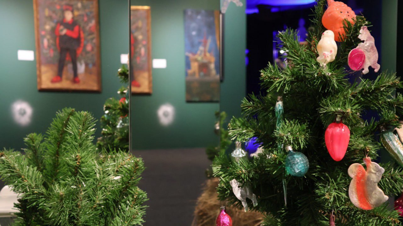 В дни новогодних каникул жители и гости области могут посетить временные выставки которые работают в Музее изобразительных искусств По 18 января Щелкунчик и другие новогодние истории 0 это традиционный выставочный проект посвященный сказке Э Т А Гофмана Щелкунчик и Мышиный король и другим новогодним сказкам Гостей ждет встреча с любимыми героями сказок но в новом прочтении и в разных видах искусства Герои России От Куликовской битвы до современности 0 Выставка произведений из собственного собрания Экспозиция посвящена Дню героев Отечества победам русских советских войск гражданскому подвигу и знаменательным событиям которые сыграли решающую роль в истории страны и стали Днями воинской славы Источник Калининградский областной музей изобразительных искусств