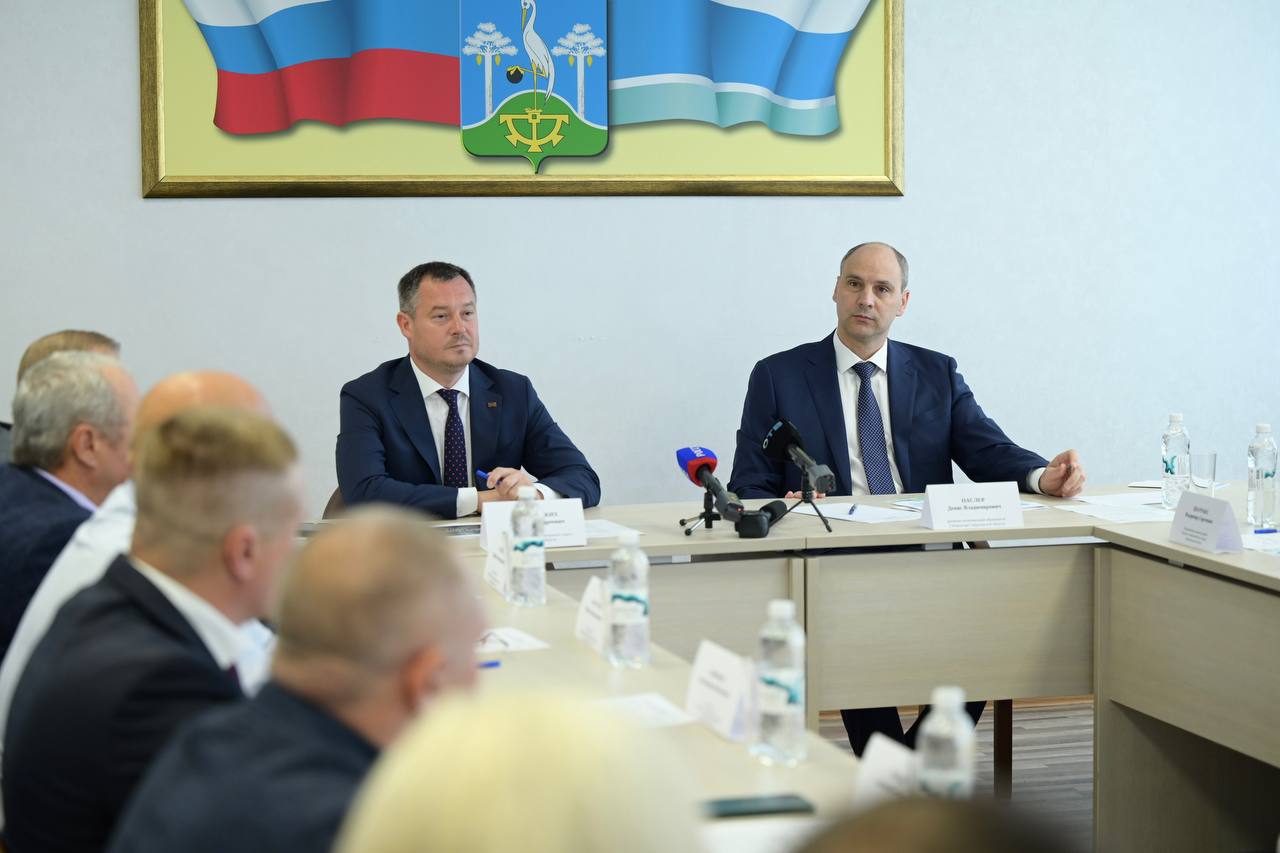 Руководитель Свердловской области Денис Паслер рассказал, что в Сысертском округе будут построены новые очистные сооружения, Дом культуры, жилье для врачей и учителей, а также будет открыт филиал Екатеринбургского техникума «Автоматика». Об этом глава региона написал в своем telegram-канале Так, в Большом Истоке будет построен новый Дом культуры. Поселок активно развивается, сейчас в нем живет 13 тыс. человек. «Предложил депутатам и муниципалитету объединить проект со строительством общеобразовательной школы, в которой поселок тоже нуждается, например, создать единый комплекс зданий», — написал Денис Паслер. В муниципалитете особое внимание будет уделено жилью для медиков и педагогов. «Приступим к строительству жилья для врачей и учителей. Я не первый раз говорю о необходимости обеспечения жильем работников этих сфер», — отметил глава региона. Также Денис Паслер сообщил, что в 2026 году начнется строительство новых очистных сооружений, которые улучшат экологическое состояние Исетского водохранилища. Окончание строительства запланировано на 2028 год. Вместе с этим в Сысерти появится новое учебное заведение — филиал Екатеринбургского техникума «Автоматика». «В городе находятся производственные мощности завода „Уралгидромаш“ — индустриального партнера техникума. Открытие филиала позволит обучать профессии непосредственно на площадке предприятия», — написал Денис Паслер. telegram-канал Дениса Паслера Подписаться на «ОГ» Прислать новость Поддержать канал