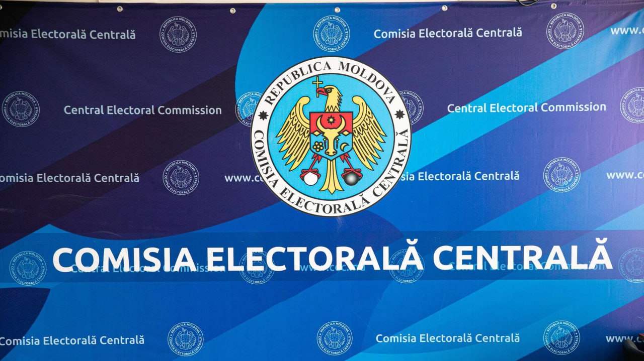 ЦИК утвердила размеры госфинансирования для партий по итогам парламентских выборов 2025 года Центральная избирательная комиссия ЦИК Молдовы на заседании утвердила ежемесячный размер финансовых ассигнований выделяемых политическим партиям из государственного бюджета в соответствии с результатами парламентских выборов состоявшихся 28 сентября 2025 года Согласно решению на ноябрь и декабрь 2025 года размер ассигнований за каждый действительный голос поданный в пользу партий и избирательных блоков составит 0 9988429 лея Дополнительно ЦИК утвердила суммы направленные на поощрение участия женщин и молодежи в политике Для каждой фактически избранной женщины ежемесячное ассигнование установлено в размере 10 498 54 лея Для каждого избранного молодого человека в возрасте до 35 лет 21 580 34 лея Эти доплаты будут предоставляться в течение ноября и декабря 2025 года Комиссия приостановила финансирование ряда партий временно лишенных права на получение госассигнований из за выявленных нарушений К ним относятся Партия Будущее Молдовы Партия коллективного действия Гражданский конгресс Национал либеральная партия Партия национального воссоединения Acasă Партия Демократия дома Решение принято на основании Закона 294 2007 о политических партиях который предусматривает ежегодное финансирование из госбюджета пропорционально результатам на парламентских и местных выборах По данным ЦИК в 2025 году на поддержку партий из государственного бюджета выделено около 45 млн леев из которых более 80 средств направляются парламентским политическим формированиям преодолевшим избирательный порог Комиссия напомнила что государственное финансирование партий осуществляется исключительно в безналичной форме через банковские счета и подлежит строгому аудиту Счетной палаты и контролю Национального органа по неподкупности eurasiamoldova