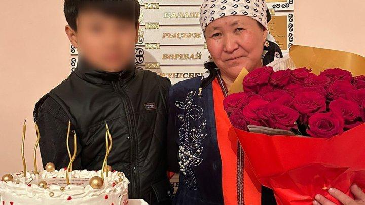 Терпел издевательства в школе 14 летний школьник свёл счёты с жизнью в Шымкенте Тело ученика школы 32 Омирсерика Султанбека нашли в сарае Его обнаружила мать Подросток оставил предсмертную записку где назвал имена одноклассников Так называемые друзья радуйтесь Больше вы меня не увидите Никто из вас больше не сможет меня бить По словам матери сын долго терпел издевательства в школе Одноклассники унижали его из за того что у него нет отца требовали деньги и били Однажды вместе с другим мальчиком его подняли на крышу сарая угрожали сигаретой прижгли руку Постоянно заставляли приносить деньги и делать то что они скажут рассказала женщина В администрации школы говорят что жалоб на буллинг к ним не поступало Однако подтвердили что все дети чьи имена указаны в записке учились вместе с погибшим Он был очень замкнутым С каникул перестал общаться с некоторыми одноклассниками Но сведений о том что его травили в школе у нас нет заявила замдиректора по воспитательной работе Райхан Тулеева Среди упомянутых школьников один состоит на учёте в полиции По факту смерти возбуждено уголовное дело Это не первый суицид среди детей за эти дни Ранее в Алматы 17 летняя ученица частной школы покончила с собой спустя день после отчисления Фото предоставили родные Омирсерика Султанбека t me orda kz