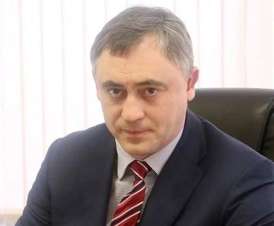 Первоуральский городской суд заочно арестовал бывшего замминистра ЖКХ и энергетики Свердловской области Сергея Гайду В январе 2026 года его объявили в федеральный розыск Экс чиновнику вменяют посредничество при передаче взятки в особо крупном размере По версии следствия в 2020 году он координировал взаимодействие между главой Дегтярска Вадимом Пильниковым и учредителем компании Жилые кварталы Саррафом Мамедовым Считается что бизнесмен передавал мэру деньги за преимущества при заключении муниципальных контрактов Около 1 млн рублей по данным силовиков получил и сам Гайда Источник утверждает что замминистра фактически влиял на управление городским округом при поддержке высокопоставленных лиц регионального правительства Также анонсированы новые фигуранты дела Сергей Гайда сын бывшего советника губернатора Анатолия Гайды С 2014 по 2019 годы занимал руководящие должности в министерствах энергетики ЖКХ и соцполитики региона В конце 2024 года после задержаний в мэрии Дегтярска покинул страну Компания Жилые кварталы работает с 2015 года занимается строительством По данным Контур Фокус в 2024 году её выручка составила 651 4 млн рублей чистая прибыль 19 4 млн История только набирает обороты Что думаем Вот это поворот Меня это уже не удивляет   Суд разберется Фото сайт правительства Свердловской области Подписаться в MAX