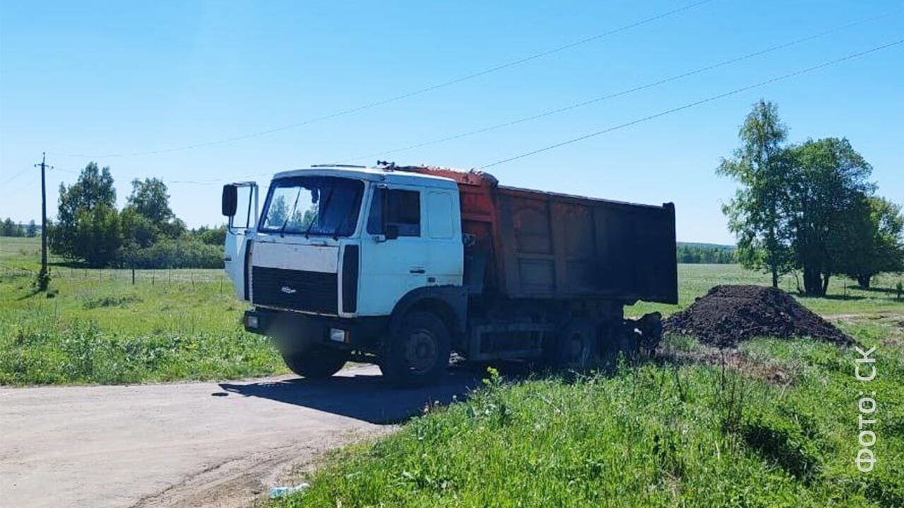 Сегодня в Старочеркасской водителя самосвала убило током Трагедия произошла около 10:30. Как сообщили спасатели системы «112» Аксайского района, при попытке разгрузить щебень в районе коттеджного посёлка «Старочеркасская Ривьера», водитель самосвала задел платформой автомобиля высоковольтные провода. Водителя ударило током и он скончался до прибытия медиков. #новости #ростов #ростов #аксай #чп
